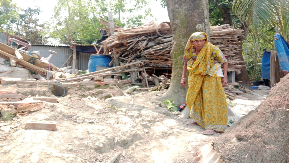 ভিটেবাড়ি রক্ষায় বৃদ্ধার আর্তি, প্রশাসনের হস্তক্ষেপ কামনা