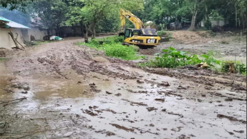 নিয়ামতপুরে প্রশাসনের চোখের সামনেই অবৈধ পুকুর খনন, সরকারি রাস্তা ধ্বংস—মাটি বাণিজ্যে জনদুর্ভোগ চরমে