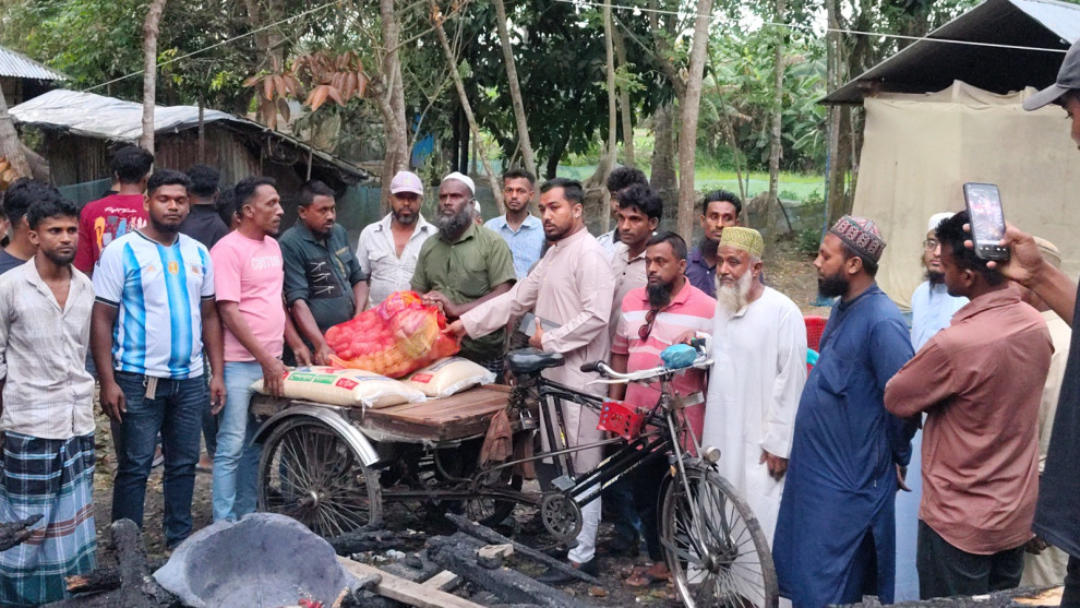 মানুষ মানুষের জন্য: অগ্নিদগ্ধ পরিবারকে বাঁচার সাহস দিলেন পলাশ রহমান