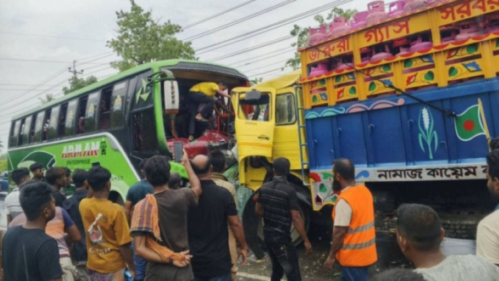 মোংলা-খুলনা মহাসড়কে বাস-ট্রাক সংঘর্ষ, আহত অন্তত ২০ যাত্রী