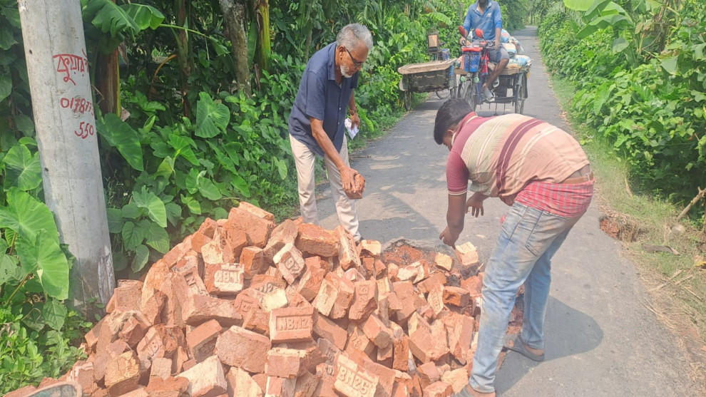 নিজস্ব অর্থায়নে খানাখন্দে ভরা রাস্তা মেরামত করে প্রশংসায় ভাসছেন চেয়ারম্যান প্রার্থী আবুল বাশার
