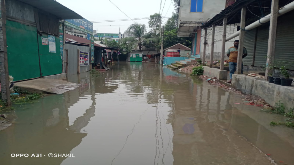 কালিয়াকৈরে  জলাবদ্ধতা সকল পেশাজীবী মানুষের জনদুর্ভোগ