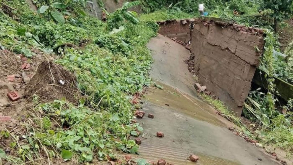পাহাড়ি বন্যায় ভেঙে গেল সাত গ্রামের একমাত্র সড়ক, চরম ভোগান্তিতে গ্রামবাসী