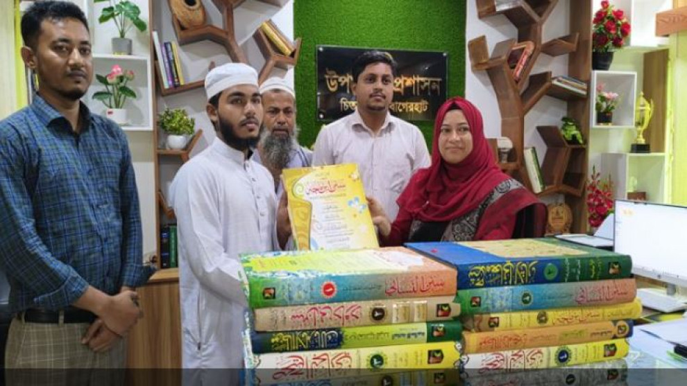 অসহায় মাদ্রাসা শিক্ষার্থীর পাশে দাঁড়ালেন চিতলমারী ইউএনও