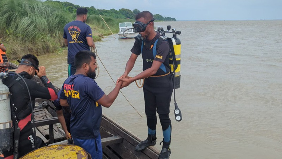 রাজশাহীর পদ্মায় নৌকাডুবির পর নিখোঁজ বাবা-ছেলের সন্ধানে ডুবুরি