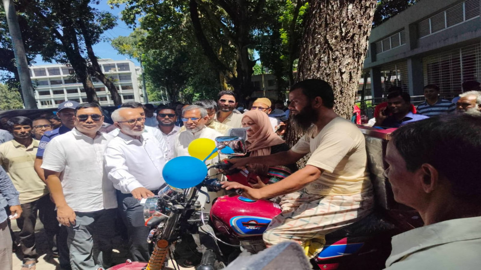 গুরুদাসপুরে স্বাবলম্বী হতে ২১ পরিবার পেল কর্মমুখী উপকরণ
