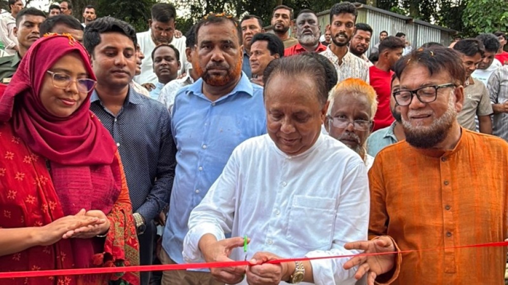 সিংগাইরে নদীর জীববৈচিত্র্য রক্ষায় স্বেচ্ছাশ্রমে কচুরিপানা অপসারণ
