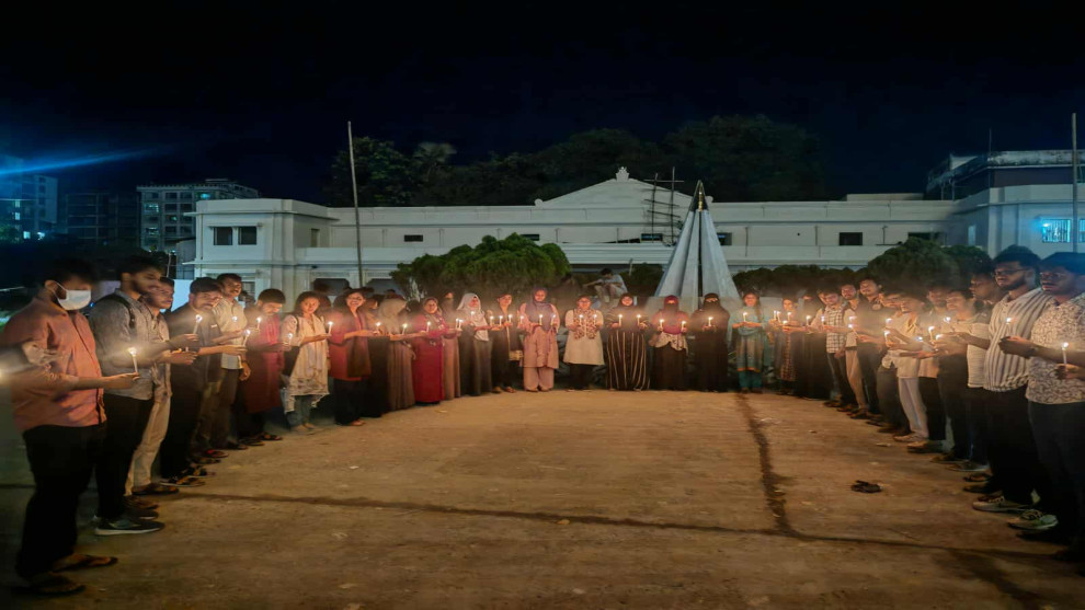 কুবি শিক্ষার্থী হত্যার বিচারের দাবিতে মোমবাতি প্রজ্জ্বলন