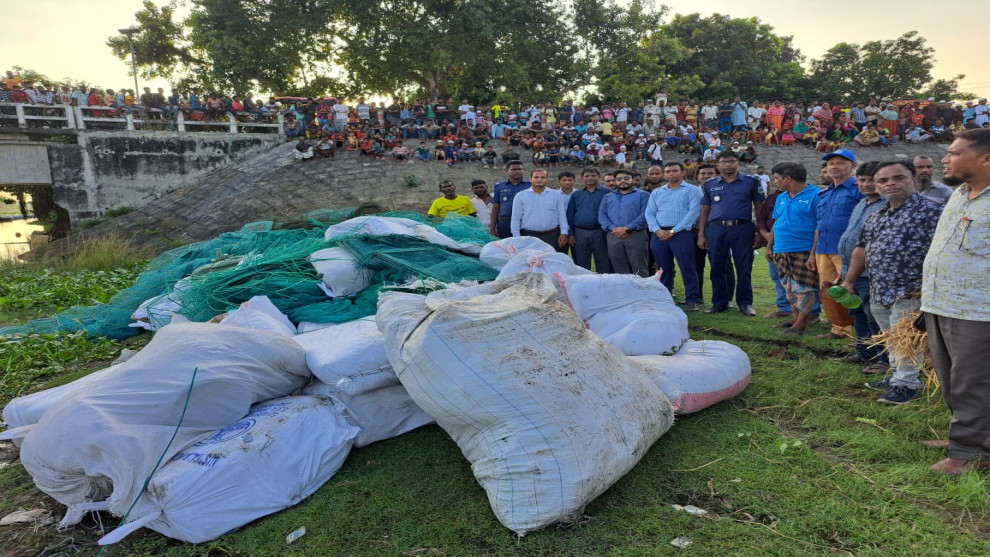 পাবনা ফরিদপুরে অভিযানে ২৫ লাখ টাকার চায়না দুয়ারি জাল জব্দ