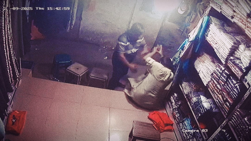 কালাইয়ে শিক্ষকের ওপর হামলার প্রতিবাদে বিক্ষোভ ও মানববন্ধন