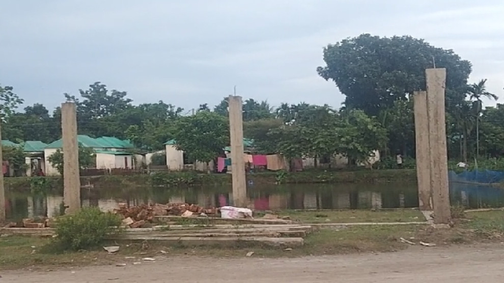 মদনে প্রভাবশালীদের বিরুদ্ধে সরকারী পুকুর দখল করে ভবন নির্মাণের অভিযোগ