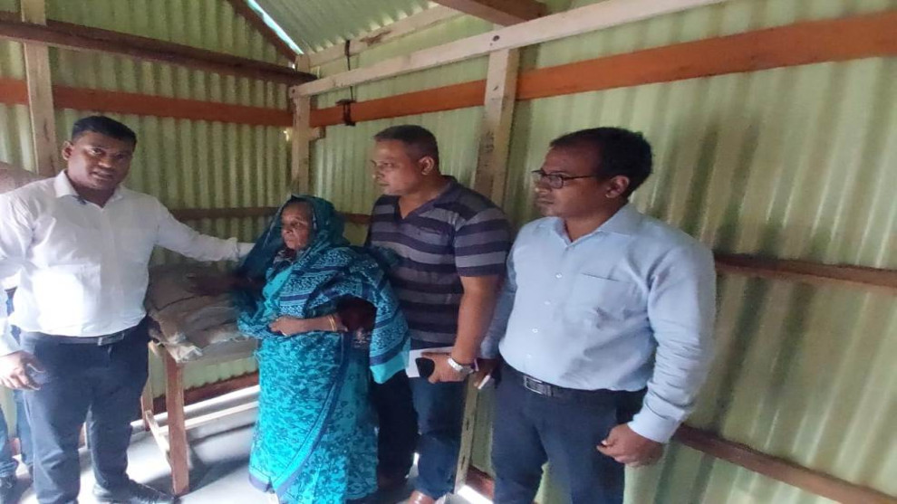 কোটালীপাড়ায় ইউএনওর দেওয়া রঙিন ঘরে অসহায় সোনাবানের মুখে সুখের হাসি