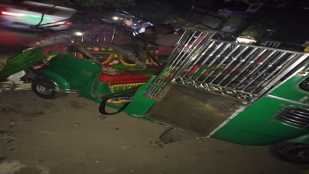 সিংগাইরে ট্রাক-সিএনজি সংঘর্ষে যুবক নিহত