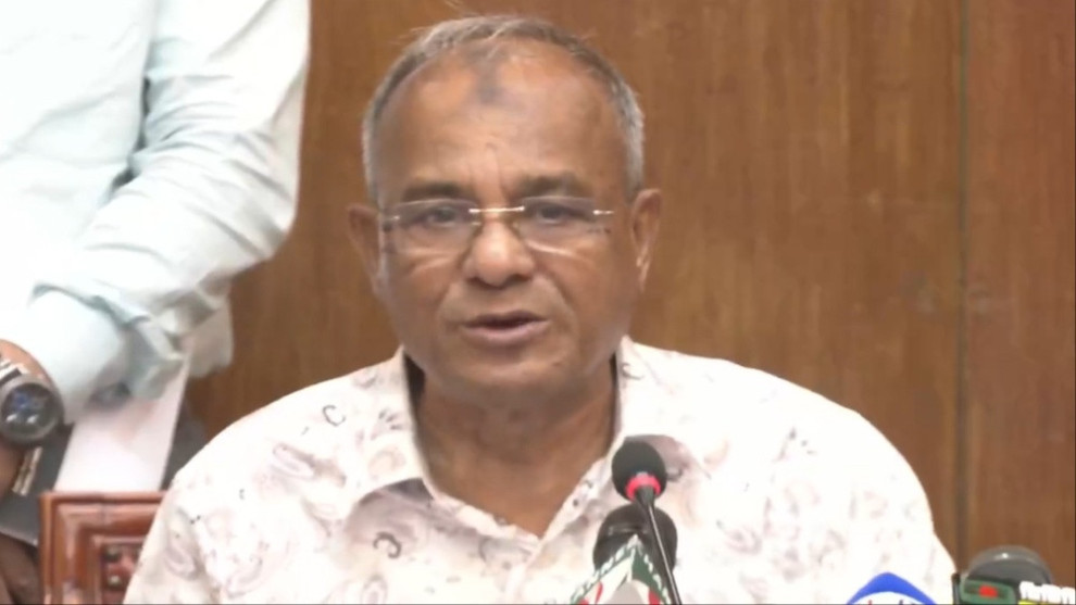 পাশের দেশ থেকে বিশৃঙ্খলা সৃষ্টির চেষ্টা চলছে: স্বরাষ্ট্র উপদেষ্টা