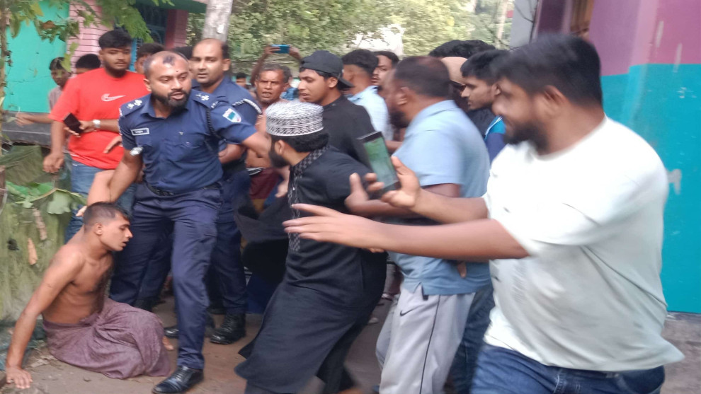 সাতক্ষীরার কুলিয়ায় কোরআন অবমাননায় যুবককে গণপিটুনি, পরে আটক ও মামলা