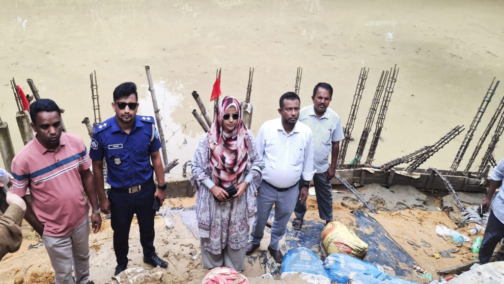 কক্সবাজারের ঈদগাঁও ফুলেশ্বরী নদীর অবৈধ দখল উচ্ছেদ করেছে উপজেলা প্রশাসন