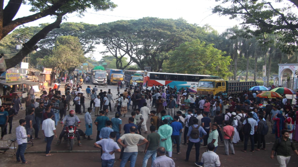 সড়ক সংস্কারের দাবিতে কুষ্টিয়া-খুলনা মহাসড়ক অবরোধ, ডিসির আশ্বাসে প্রত্যাহার