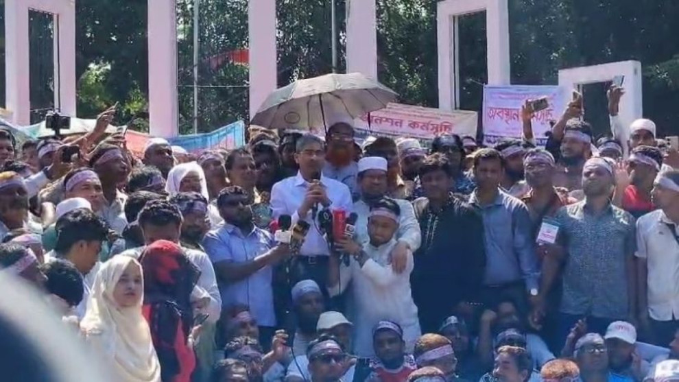 তিন দফা দাবিতে শিক্ষকদের আন্দোলনে বিএনপি নেতার সংহতি, শহীদ মিনারে এ্যানি