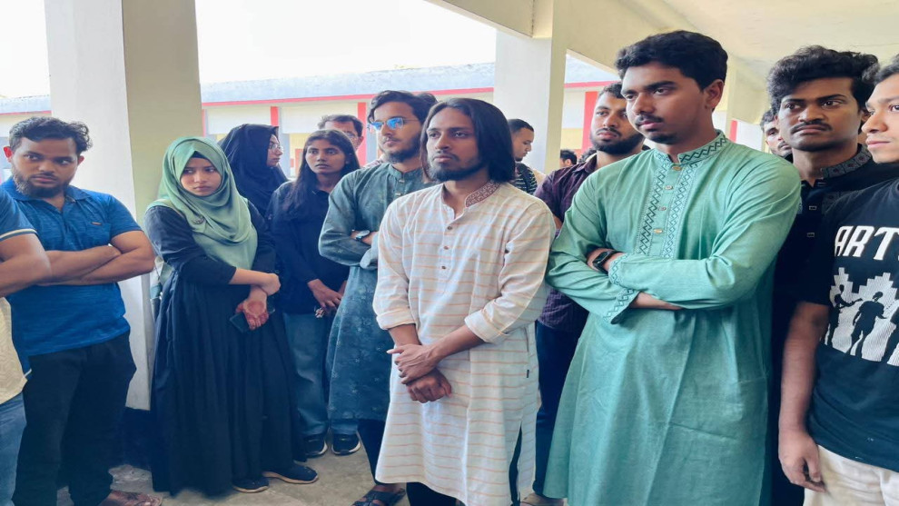 ক্লিনিক্যাল সাইকোলজি বিভাগের শিক্ষার্থীদের আন্দোলনে রাকসুর প্রতিনিধিদের সংহতি প্রকাশ