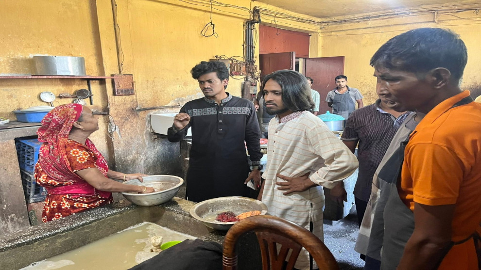 স্বাস্থ্য সুরক্ষায় রাকসু প্রতিনিধিদের তদারকি কার্যক্রম