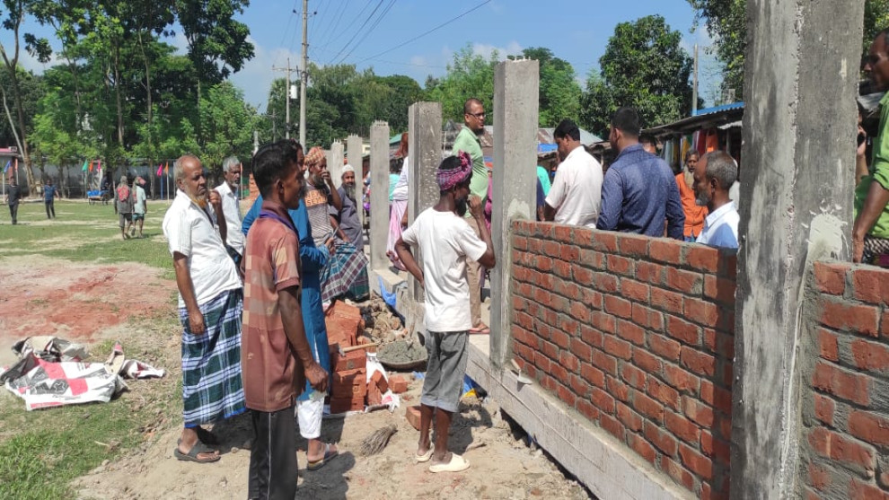 কালাইয়ে প্রাচীর নির্মাণে হাতের ঠেলায় নড়ল ইটের গাঁথুনি, ক্ষিপ্ত হয়ে প্রাচীর ভেঙে দিল জনতা