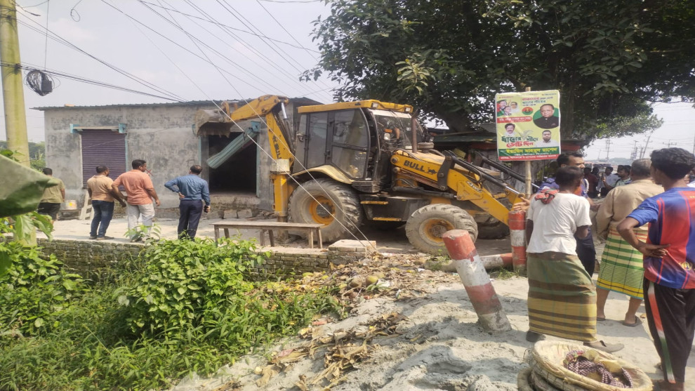 সিংগাইরে ভ্রাম্যমান আদালতের অবৈধ স্থাপনা উচ্ছেদ অভিযান