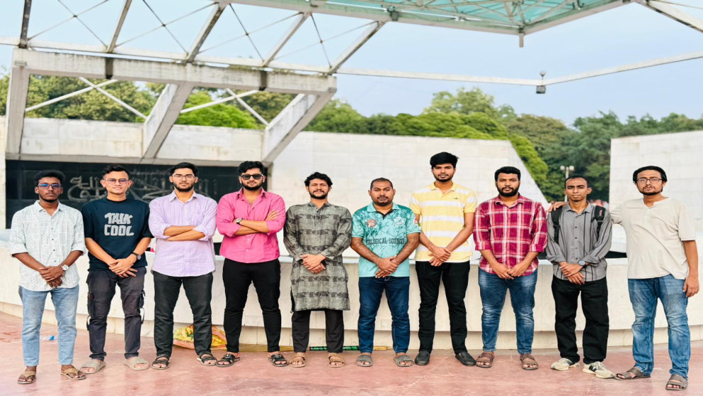 সাবেক রাষ্ট্রপতি শহীদ জিয়াউর রহমানের মাজার প্রাঙ্গণ পরিষ্কার করেছে জাবি ছাত্রদল