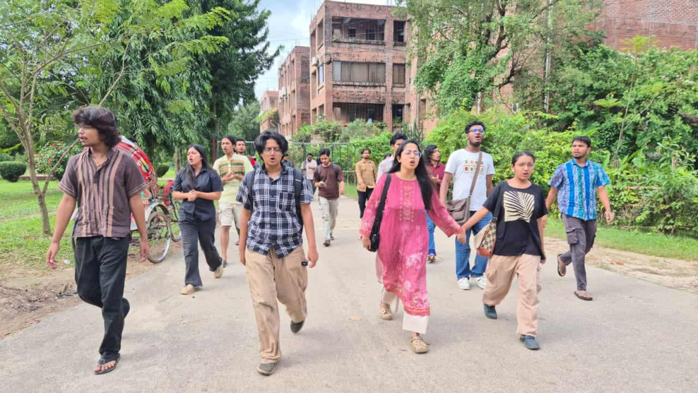 জাবিতে শ্রমিকের মৃত্যুর ঘটনায় শিক্ষার্থীদের বিক্ষোভ