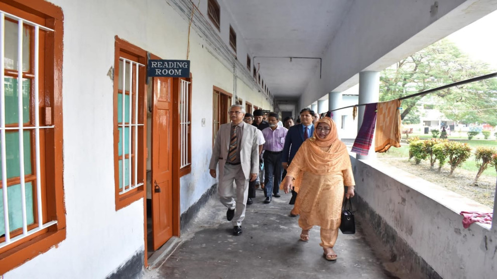 আবাসিক হলের সমস্যার খোঁজে রাবি উপাচার্য