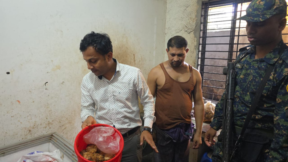 ডালে রঙ, ফ্রিজে নোংরা মাংস—অভিযানে ধরা দুই ব্যবসায়ী প্রতিষ্ঠান
