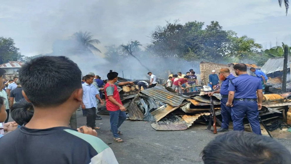 বৃষ্টির পানিতেই নিয়ন্ত্রণে এল খাগড়াছড়ি মহালছড়ি বাজারের আগুন; পুড়েছে ১৪ টি ব্যবসা প্রতিষ্ঠান