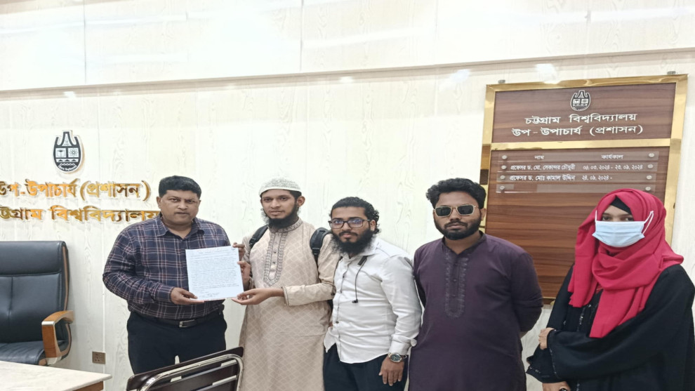 চবিতে শাটল ট্রেনে মেয়েদের জন্য সংরক্ষিত বগির দাবিতে ৪ হাজার শিক্ষার্থীর গণস্বাক্ষর