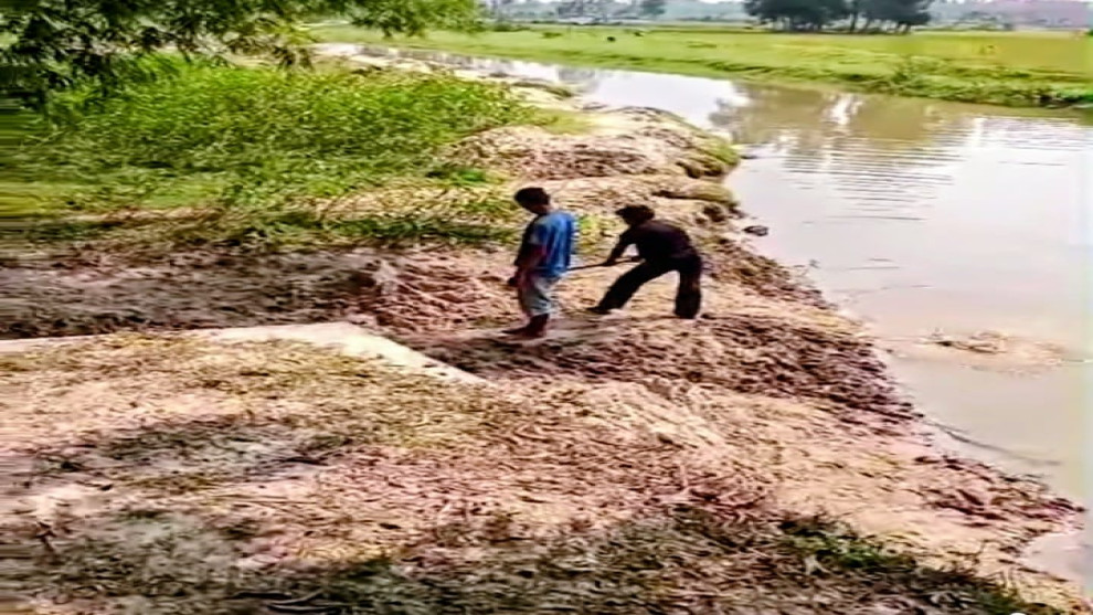 অবৈধ বালু উত্তোলন বন্ধে দিন-রাত অভিযান: আটক ট্রাক্টর