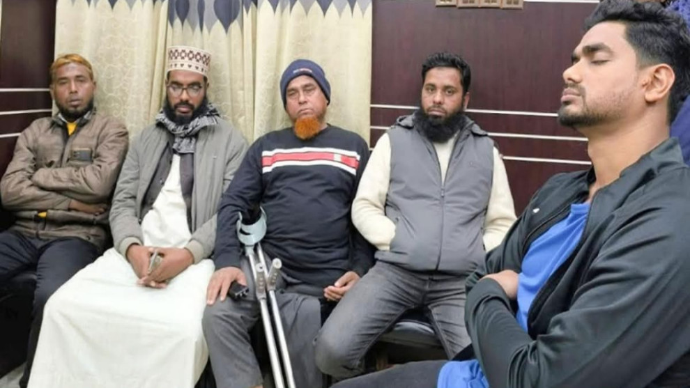 বিএনপি নেতাকে কম্বল দিয়ে চাইলেন ভোট, জামায়াতের পাঁচ নেতা আটক