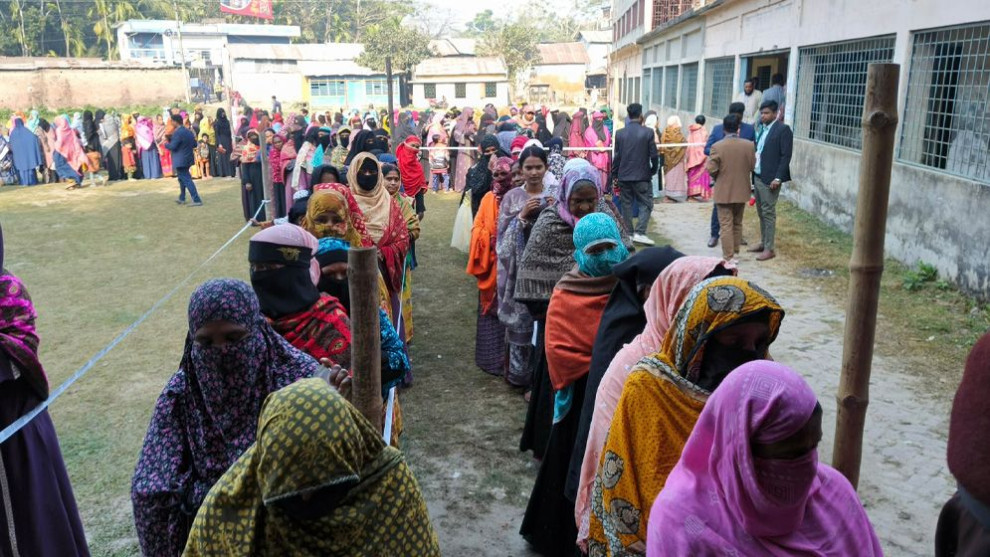 পিরোজপুরের ৪১৮ ভোটকেন্দ্রে শান্তিপূর্ণ ভোটগ্রহণ, নারী ভোটারদের দীর্ঘ লাইন