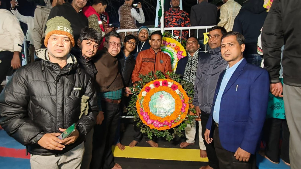 খাগড়াছড়িতে সর্বস্তরের মানুষ শহীদদের স্মৃতিতে পুষ্পাঞ্জলি অর্পণ করে শ্রদ্ধা নিবেদন