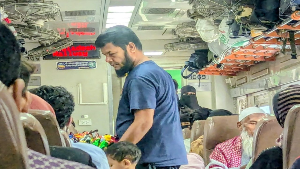 জামালপুর এক্সপ্রেসে বহিরাগত বিক্রেতার দ্বিগুণ দামে পণ্য বিক্রি, যাত্রীদের ক্ষোভ