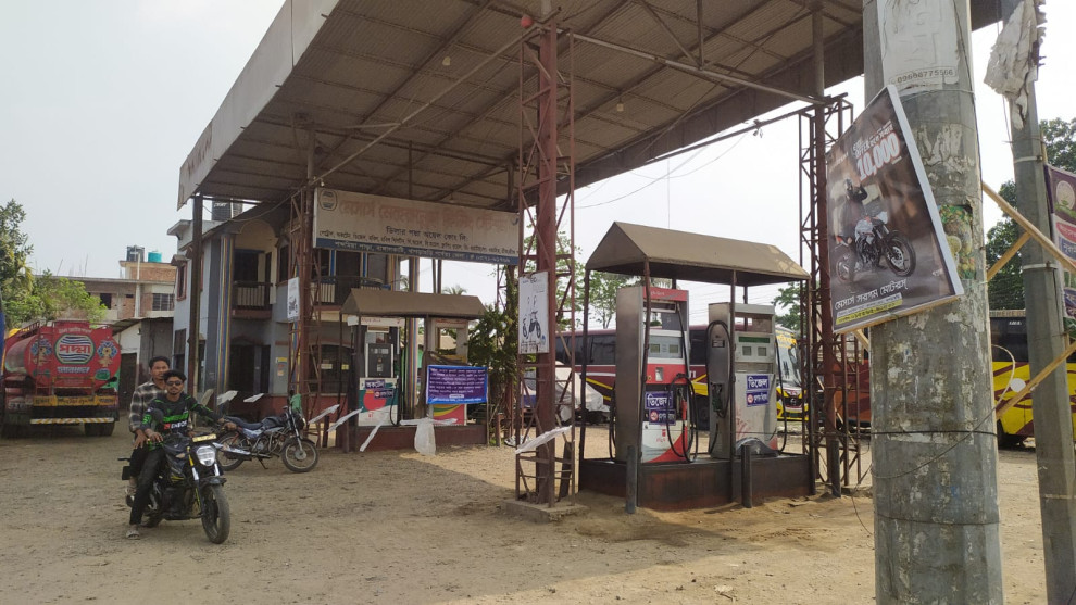খাগড়াছড়িতে দুপুর বেলা হঠাৎ জ্বালানি তেল বিক্রি বন্ধ, কৃত্রিম সংকটের অভিযোগ