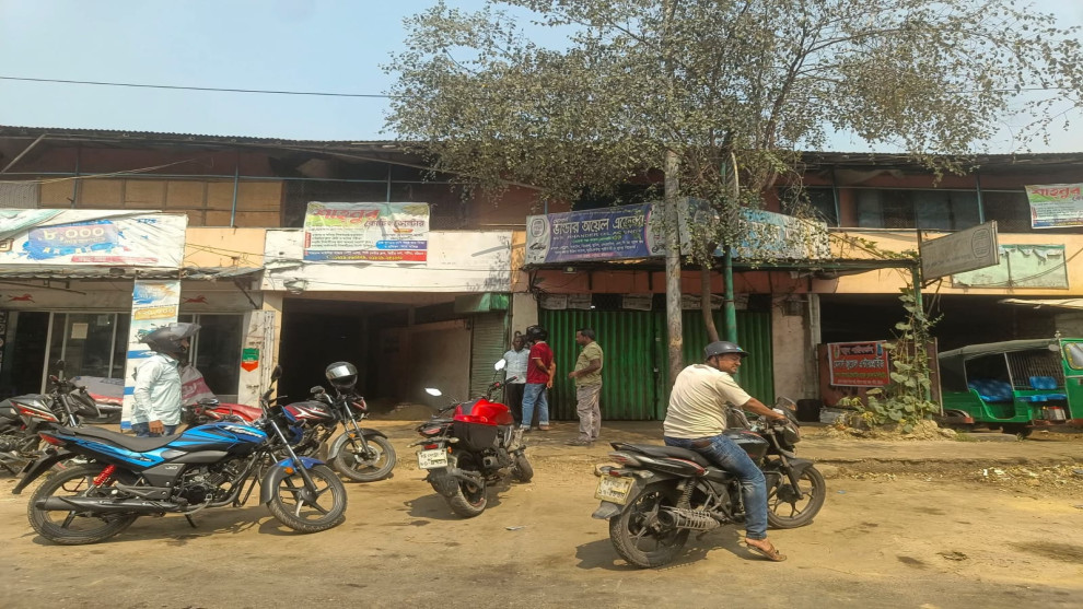 পটিয়ায় তেলের দোকান বন্ধ, কৃত্রিম সংকটে ভোগান্তিতে সাধারণ মানুষ