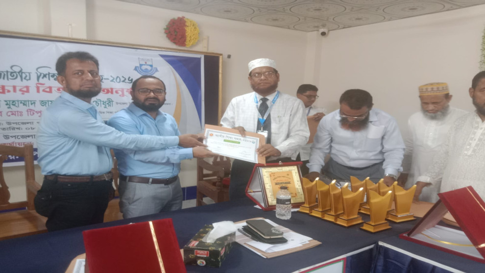 গোপালগঞ্জে কৃত্রিম সংকট তৈরি করে ভোজ্য তেলের মূল্য বৃদ্ধির প্রতিবাদে ক্যাব-এর মানববন্ধন