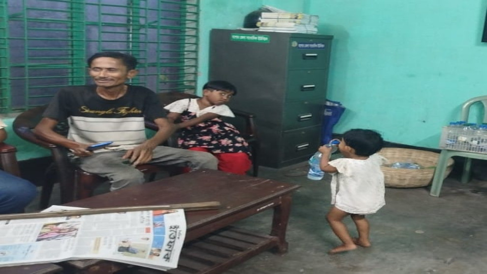 জুহি ও রোজা দুই শিশু রেখে মায়ের অজানায় পাড়ি