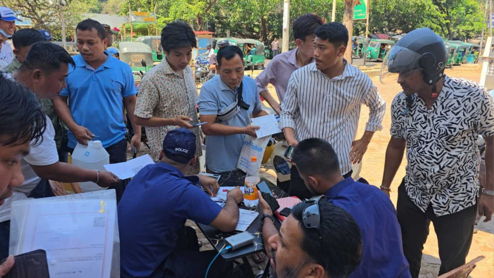 কিউআর কোড স্ক্যান করে মিলছে তেল, নেই দীর্ঘ সারি