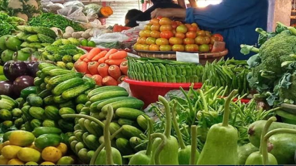 কালিয়াকৈরে সবজির বাজারে সাধারণ মধ্যবিত্ত ক্রেতার স্বস্তি