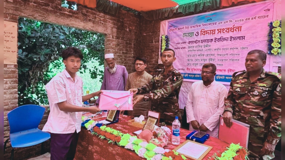 নানিয়ারচরে এসএসসি পরীক্ষার্থীদের শিক্ষা সামগ্রী দিলো সেনাবাহিনী