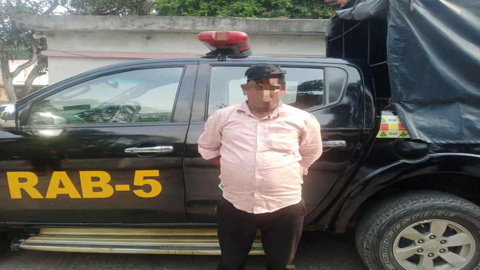 র‌্যাবের অভিযানে বাসযাত্রীর ব্যাগে ৩৮ বোতল ফেনসিডিল, গ্রেপ্তার ১