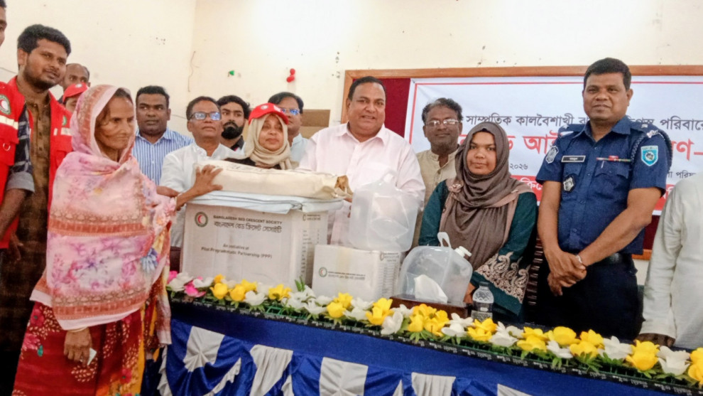 কালবৈশাখীতে ক্ষতিগ্রস্তদের পাশে রেড ক্রিসেন্ট, আদিতমারী ও কালীগঞ্জে সহায়তা বিতরণ