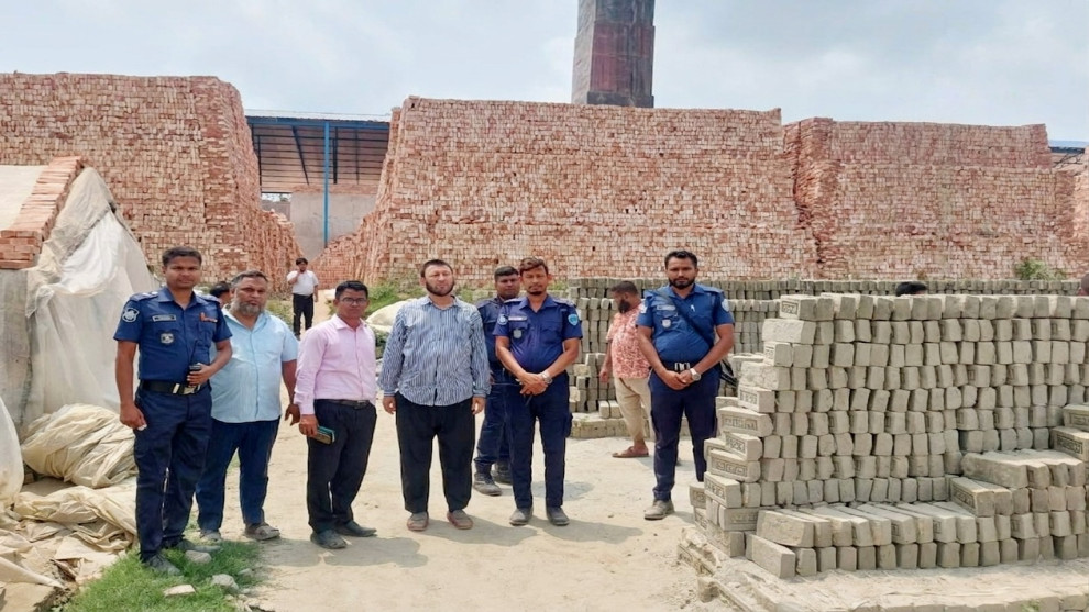 তিন ইটভাটায় প্রশাসনের অভিযান: পৌনে ৮ লাখ টাকা জরিমানা