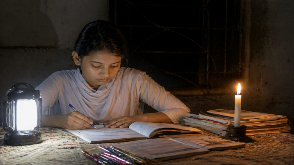 ঘনঘন লোডশেডিংয়ের এস এস সি পরীক্ষার্থীদের লেখাপড়ায় মারাত্মক ব্যাঘাত ঘটছে