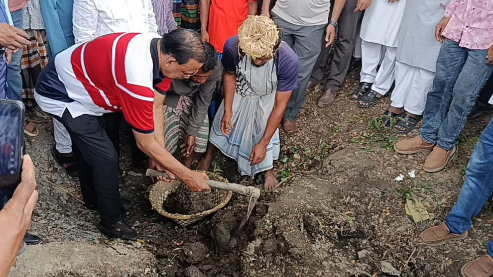 খাল খনন প্রকল্পের উদ্বোধন করলেন ব্যারিস্টার খোকন