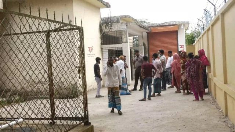 সড়কে দাঁড়িয়ে থাকা কাভার্ডভ্যানকে ট্রাকের ধাক্কা, নিহত ২